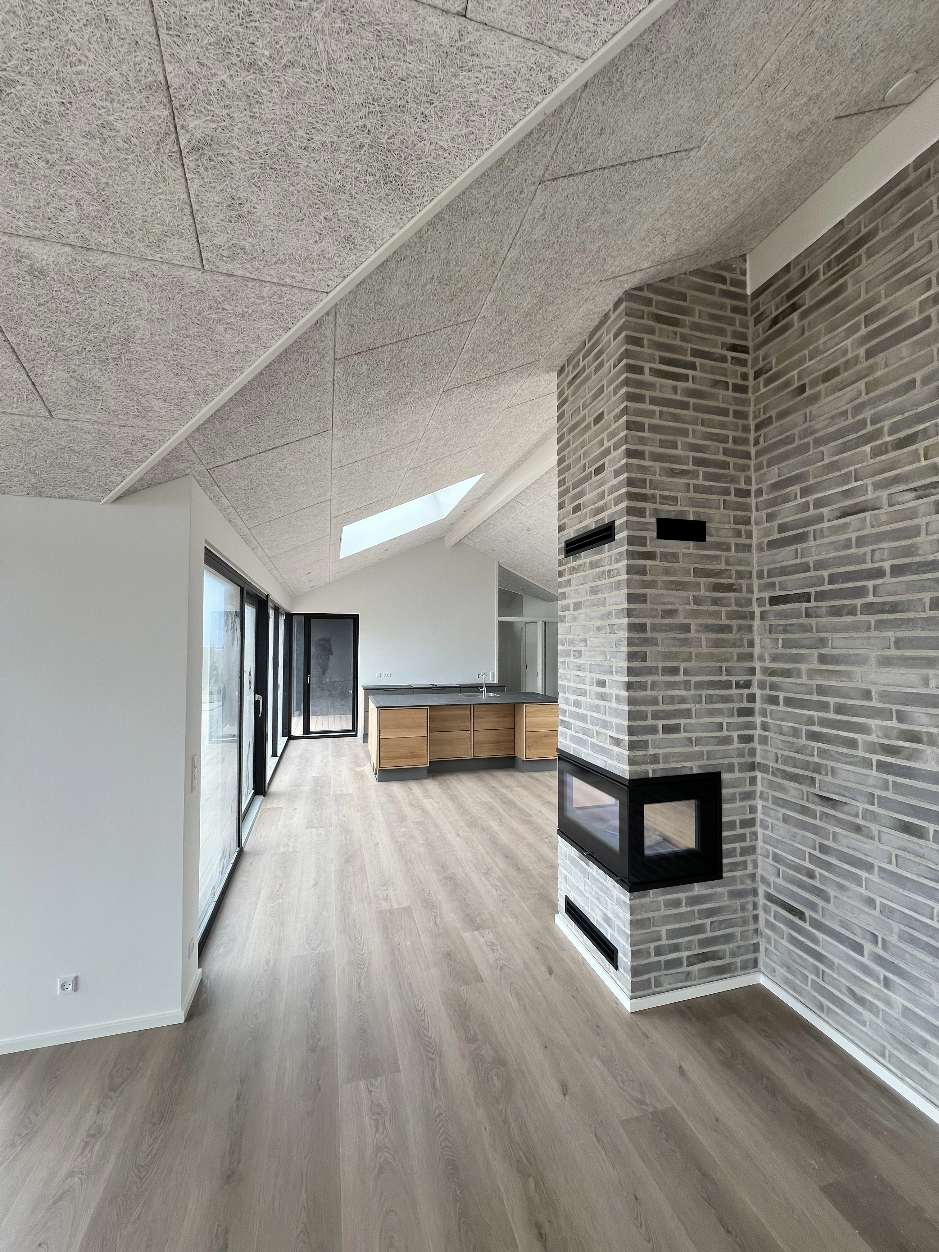 Case: Indbygget biopejs som hyggeskaber i moderne sommerhus i Løkken - billede 1 — Arkitekttegnestuen Yderskov